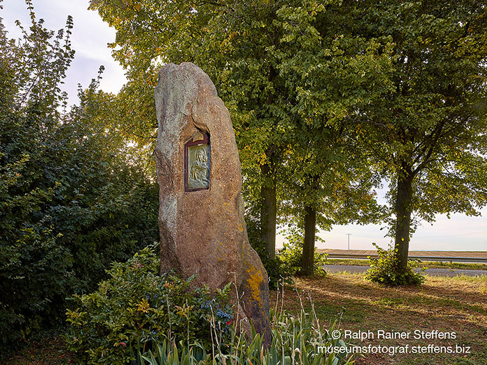Menhir in Rheinhessen © Ralph Rainer Steffens)